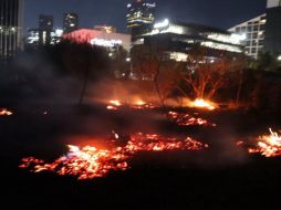 Elementos de Bomberos ya se encuentran en el lugar realizando maniobras para contener y sofocar el fuego. FACEBOOK / Protección Civil y Bomberos Zapopan