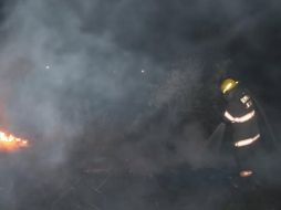Tras lograr el control total del incendio, personal operativo permanece en el lugar realizando labores de enfriamiento para eliminar puntos calientes y prevenir una posible reactivación. FACEBOOK / Protección Civil y Bomberos Zapopan