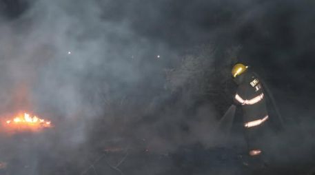 Tras lograr el control total del incendio, personal operativo permanece en el lugar realizando labores de enfriamiento para eliminar puntos calientes y prevenir una posible reactivación. FACEBOOK / Protección Civil y Bomberos Zapopan