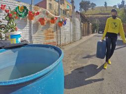 Tinacos vacíos y cubetas alineadas se volvieron parte del paisaje en Tlaquepaque y Zapopan, donde familias sobreviven entre cortes y la incertidumbre diaria. EL INFORMADOR/Archivo