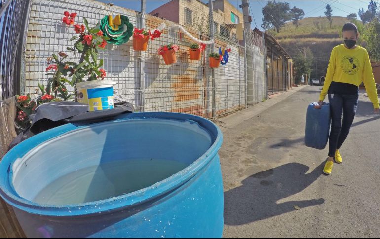 Tinacos vacíos y cubetas alineadas se volvieron parte del paisaje en Tlaquepaque y Zapopan, donde familias sobreviven entre cortes y la incertidumbre diaria. EL INFORMADOR/Archivo