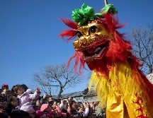 BEIJING (China), 17/02/2026.- Attendees look at performers taking part in a lion dance at the Dongyue Temple on the day of the Chinese Lunar New Year in Beijing, China, 17 February 2026. The Chinese New Year, also known as Lunar New Year, begins on 17 February, ushering in the Year of the Fire Horse with festivities running during the Spring Festival until the Lantern Festival on 03 March. EFE/EPA/ANDRES MARTINEZ CASARES