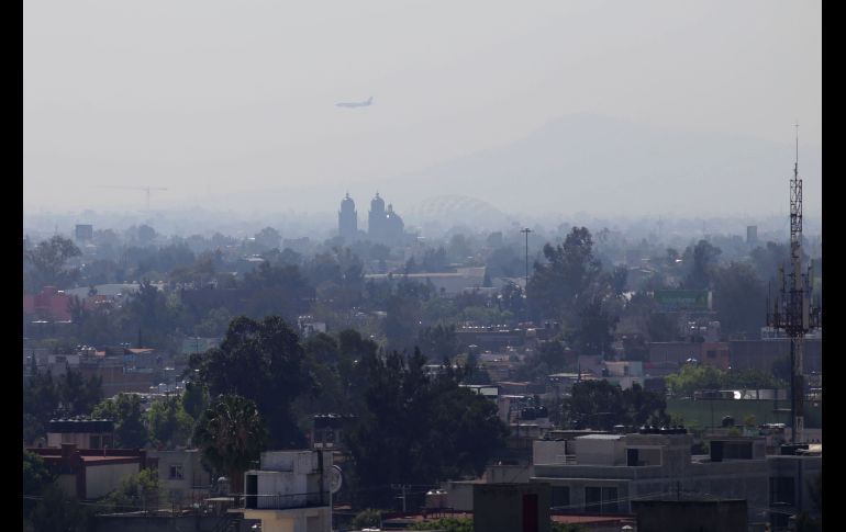 Básicamente, inhalar en días de alta contaminación, como es el caso de esta contingencia, es igual tragarse un cóctel de químicos que inflama y propicia el estrés oxidativo. SUN/ARCHIVO