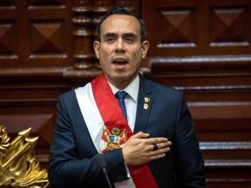 Jose Jerí canta el himno nacional tras ser juramentado como presidente interino en Lima, Perú, en una imagen del pasado mes de octubre. AP / ARCHIVO
