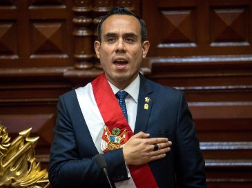 Jose Jerí canta el himno nacional tras ser juramentado como presidente interino en Lima, Perú, en una imagen del pasado mes de octubre. AP / ARCHIVO