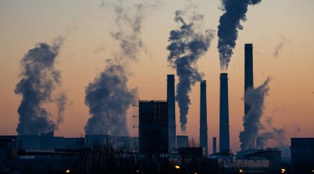 La posible relación entre contaminación y alzhéimer ha sido objeto de diversos estudios observacionales. Unsplash