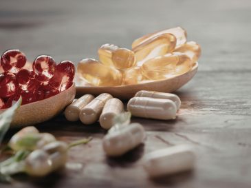 Existen productos que contienen vitaminas y minerales que pueden ayudarte con el cansancio, en especial las B6 y B12, que contribuyen a recuperar tu energía. ESPECIAL / CANVA