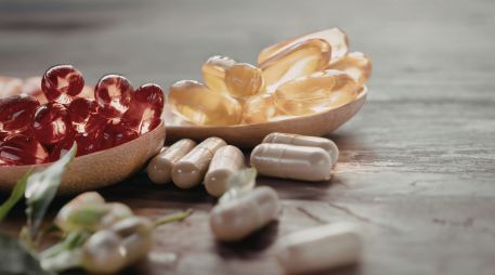 Existen productos que contienen vitaminas y minerales que pueden ayudarte con el cansancio, en especial las B6 y B12, que contribuyen a recuperar tu energía. ESPECIAL / CANVA