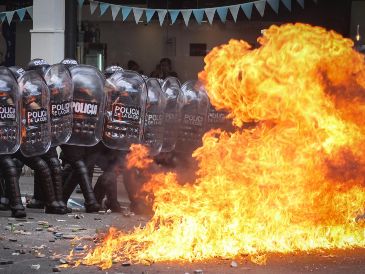 La protesta realizada el pasado miércoles frente al Congreso contra la reforma laboral terminó en una batalla campal. EFE/J. Roncoroni