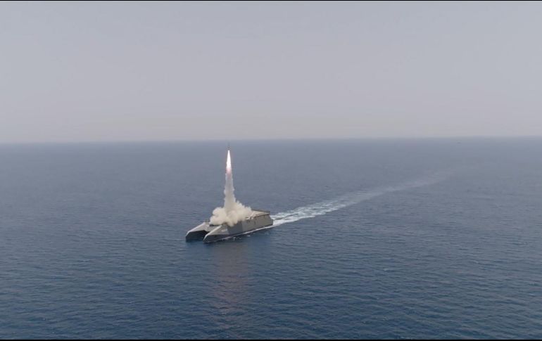 Irán cerró ayer el estrecho de Ormuz, clave en el suministro de petróleo mundial, para realizar ejercicios navales, lo que fue interpretado como una demostración de fuerza. EFE/Sepah News