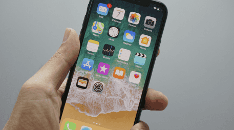 Cada cierto tiempo el sistema operativo de los iPhone se debe de actualizar para mejorar su rendimiento. UNSPLASH / B. HERNAWAN