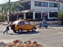 Una mujer empuja un vehículo este martes, en La Habana (Cuba). La posibilidad de un diálogo entre Washington y La Habana que permita una desescalada ha vuelto a abrirse paso con las últimas declaraciones de la administración Trump, EFE/ E. Mastrascusa