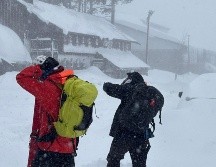 Fotografía cedida por el Departamento del Alguacil del condado de Nevada que muestra a integrantes del equipo de rescate de esquí en California. EFE/ Departamento del Alguacil del Condado de Nevada