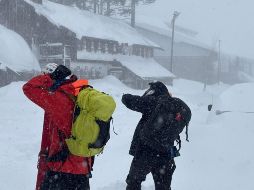 Fotografía cedida por el Departamento del Alguacil del condado de Nevada que muestra a integrantes del equipo de rescate de esquí en California. EFE/ Departamento del Alguacil del Condado de Nevada