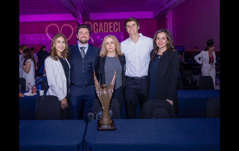 Melissa Arellano, Efraín Gaxiola, Lydia Román, Érick Gaxiola y María Navarro. GENTE BIEN JALISCO / Inauguración de la 18 edición del Congreso Anual de Cardiología Internacional (CADECI) 2026 y homenaje a Efraín Gaxiola López.