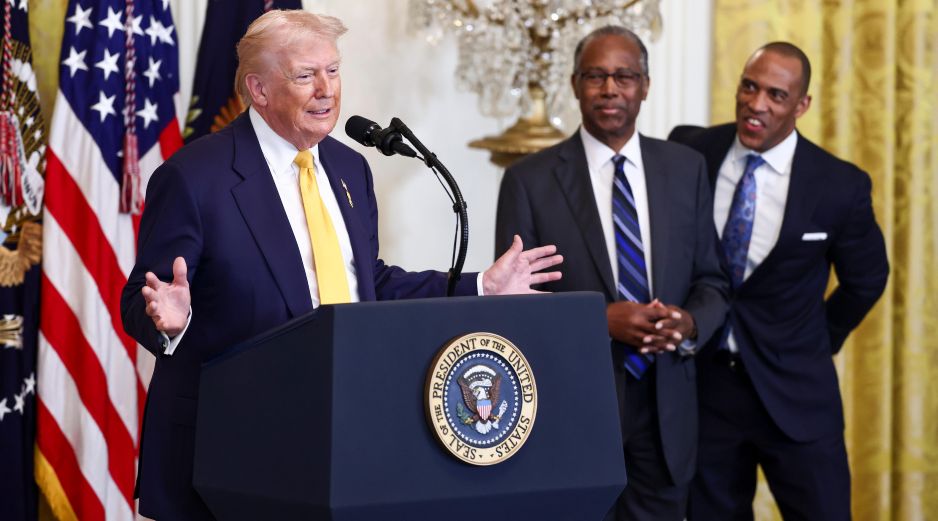 Trump se defendió de acusaciones por racismo poniendo como ejemplo su relación con figuras afroamericanas como el boxeador Mike Tyson. EFE/J. Scalzo