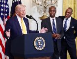 Trump se defendió de acusaciones por racismo poniendo como ejemplo su relación con figuras afroamericanas como el boxeador Mike Tyson. EFE/J. Scalzo