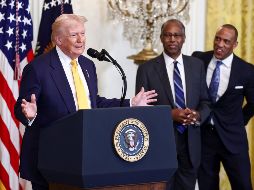 Trump se defendió de acusaciones por racismo poniendo como ejemplo su relación con figuras afroamericanas como el boxeador Mike Tyson. EFE/J. Scalzo
