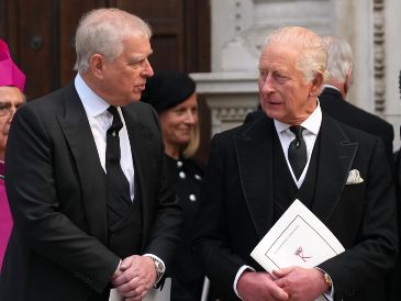 El entonces príncipe Andrés de Inglaterra y el rey Carlos III durante el funeral de la duquesa de Kent, el 16 de septiembre de 2025. AP/J. Chan