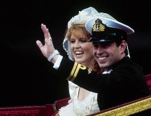 El príncipe británico Andrés, junto con su esposa Sarah, saluda desde su carruaje tirado por caballos al salir de la Abadía de Westminster tras su boda en Londres, el 23 de julio de 1986. AP/D. Caulkin