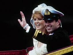 El príncipe británico Andrés, junto con su esposa Sarah, saluda desde su carruaje tirado por caballos al salir de la Abadía de Westminster tras su boda en Londres, el 23 de julio de 1986. AP/D. Caulkin