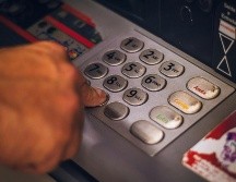 Usualmente, las personas necesitan retirar dinero de un cajero, para pagar de emergencia y en efectivo alguna cuenta. ESPECIAL / CANVA