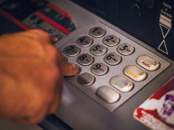 Usualmente, las personas necesitan retirar dinero de un cajero, para pagar de emergencia y en efectivo alguna cuenta. ESPECIAL / CANVA