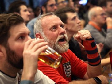 La hora tradicional de cierre de la mayoría de los pubs británicos es las 23:00 locales. AFP / ARCHIVO