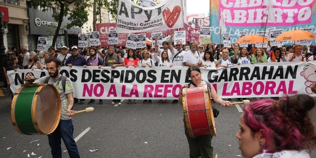 Caos en Argentina: Enfrentamientos en Congreso por reforma de Milei