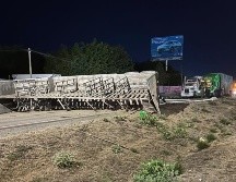 El chofer de la unidad se reporta lesionado con contusiones leves. ESPECIAL