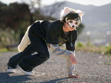 Fin -nombre ficticio-, un joven de 17 años de Sant Feliu de Llobregat (Barcelona), que se identifica con un lobo gris albino, hace nueve años que forma parte de la comunidad "therian". EFE/E. Fontcuberta