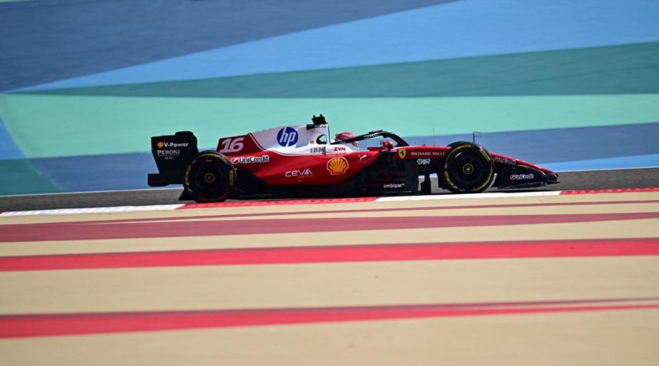 Este viernes, después de hacer más de 130 vueltas, Charles Leclerc quedó como el más rápido del día y del total de los test de Bahrein. AFP / G. Cacace