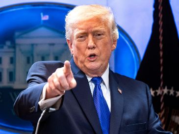 Trump, que aseguró que cuenta con "alternativas muy poderosas" para imponer estas tarifas, explicó que va a recurrir a tres leyes que harán más compleja la implantación de los aranceles. EFE/B. CASH