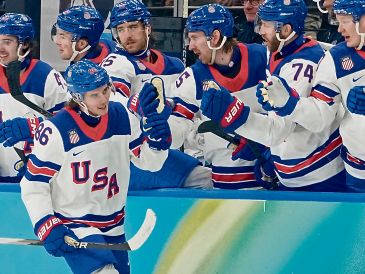El equipo de Estados Unidos celebra su pase a la siguiente ronda luego de derrotar a Eslovenia. EFE