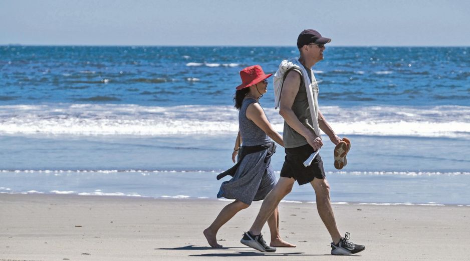 Turistas recorren una playa de Jalisco durante la temporada vacacional. ESPECIAL