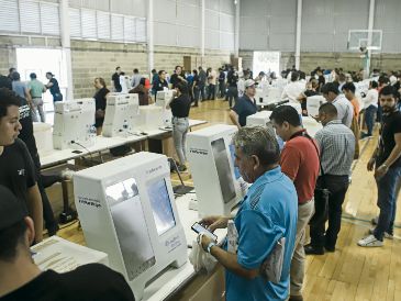 Ciudadanos participarán en el proceso del Presupuesto Abierto y Participativo 2026 mediante urnas electrónicas, como parte del ejercicio para definir proyectos de infraestructura en el Estado. EL INFORMADOR/Archivo