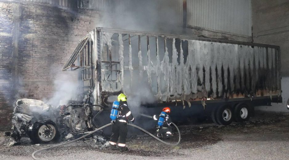 Así quedó el camión tras haber presentado una falla que incentivó el fuego dentro del mecanismo automotor. ESPECIAL / FACEBOOK Protección Civil y Bomberos Zapopan