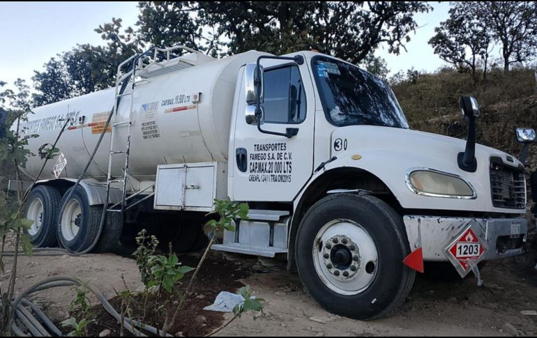 La unidad hallada en Zapopan estaba cargada a su máxima capacidad con hidrocarburo y conectada al ducto mediante mangueras. ESPECIAL/Policía de Jalisco