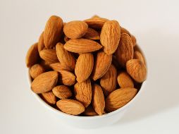 Los expertos recuerdan que cada organismo reacciona de manera diferente al comer almendras. UNSPLASH / MOCKUPO