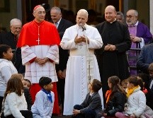El Papa León XIV se reúne con los fieles durante su visita pastoral a la Basílica del Sagrado Corazón de Jesús en Roma, Italia, 22 de febrero de 2026. EFE/F. FRUSTACI