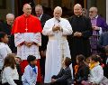 El Papa León XIV se reúne con los fieles durante su visita pastoral a la Basílica del Sagrado Corazón de Jesús en Roma, Italia, 22 de febrero de 2026. EFE/F. FRUSTACI