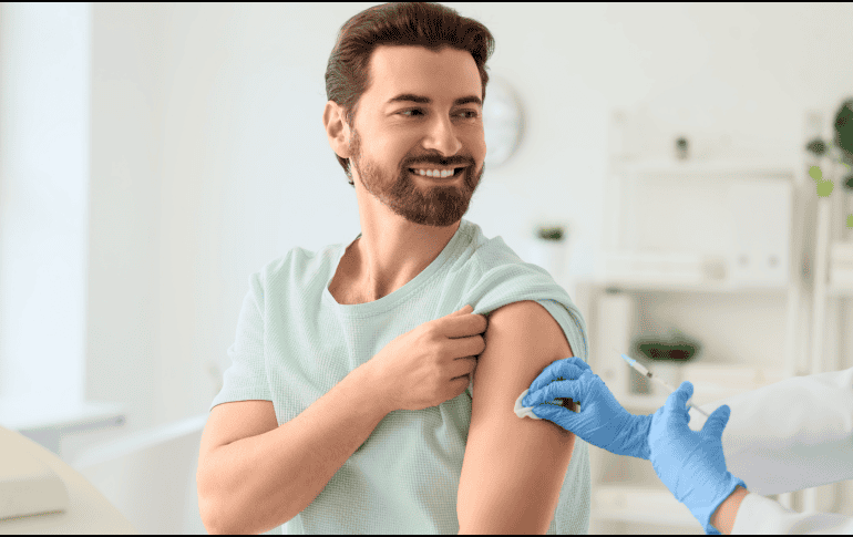 Mantener actualizada la cartilla y acudir a la unidad médica correspondiente contribuye a prevenir complicaciones asociadas al sarampión. CANVA