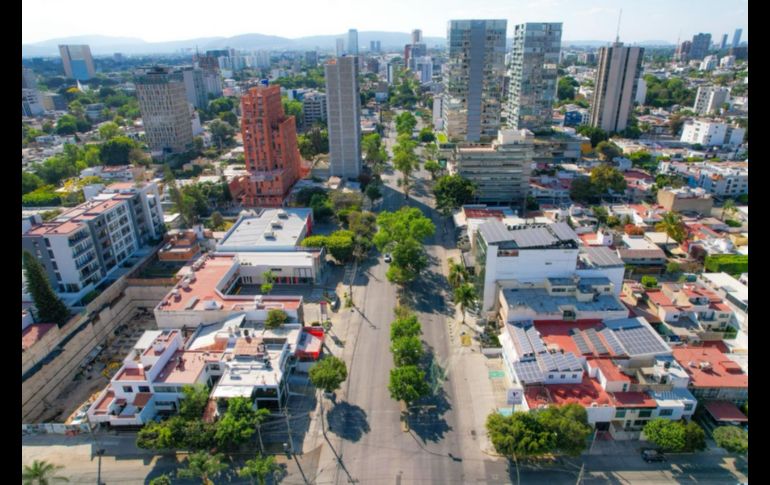 Los contados vehículos y motocicletas que circulaban por las calles de la ciudad se unían en un eco que hacía retumbar las calles, vacías. EL INFORMADOR / A. Navarro