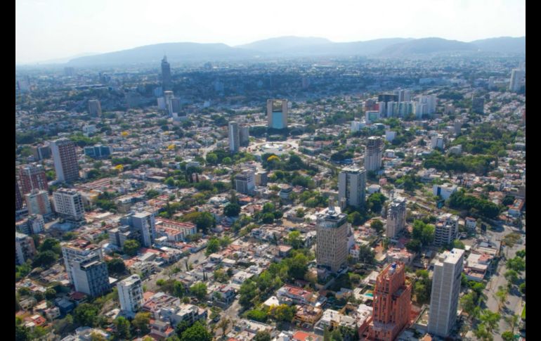 Los contados vehículos y motocicletas que circulaban por las calles de la ciudad se unían en un eco que hacía retumbar las calles, vacías. EL INFORMADOR / A. Navarro