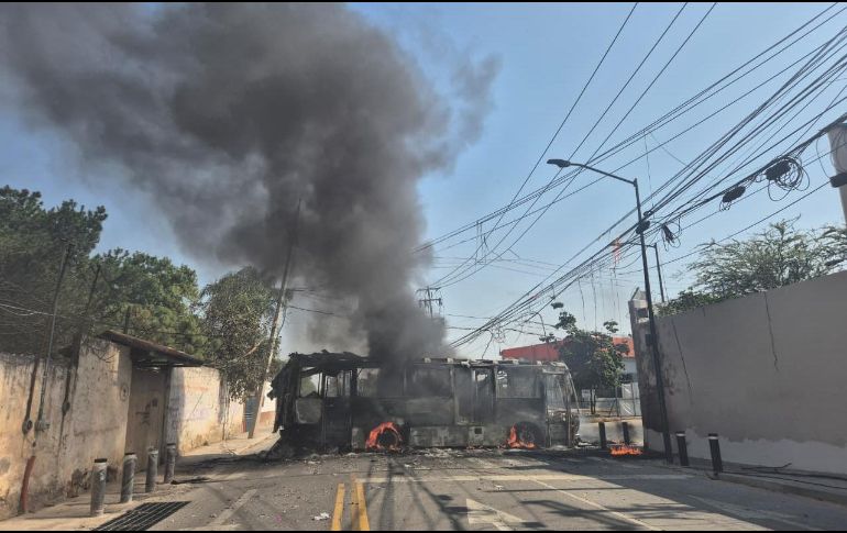 Las autoridades federales anunciaron que se restringirán temporalmente las operaciones en las autopistas de peaje de los estados que permanecen en alerta debido a los narcobloqueos. ESPECIAL