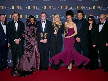 Leonardo DiCaprio, Teyana Taylor, Paul Thomas Anderson -también ganador como Mejor director-, Sara Murphy y Benicio del Toro posan con el premio a la Mejor película por “One Battle After Another”. AFP