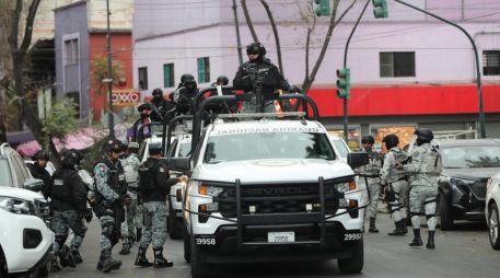 Integrantes de la Guardia Nacional resguardan la zona donde trasladaron el cuerpo de Nemesio Rubén Oseguera Cervantes, alias 'El Mencho', líder del Cártel Nueva Generación (CNG). EFE/ M. Guzmán