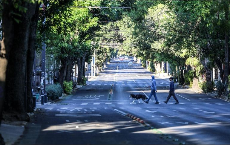 Una ciudad vacía. La circulación peatonal es más fluida de lo habitual justo en puntos donde es más complicado caminar otros días. EL INFORMADOR / A. Navarro