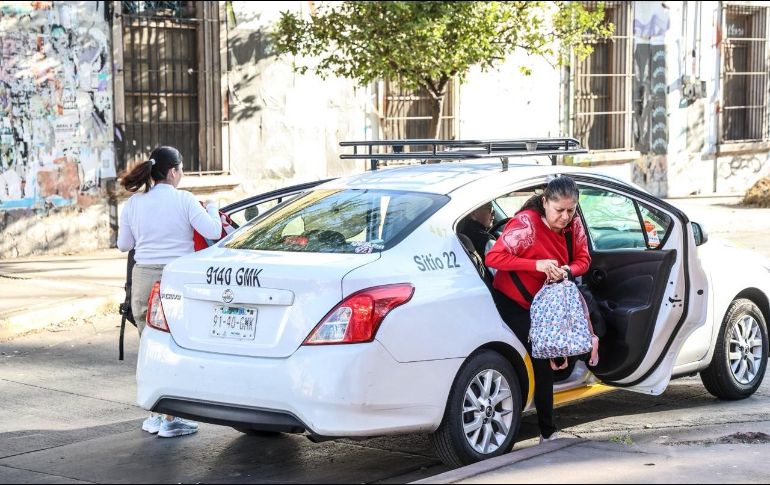 Hoteles, la alternativa. Carmen Ruvalcaba y su hija bajaron de un taxi en el Parque Rojo para poder tomar el Tren Ligero e ir a su casa; ante la falta de transporte el día de ayer, tuvo que resguardarse en un hotel. EL INFORMADOR / A. Navarro