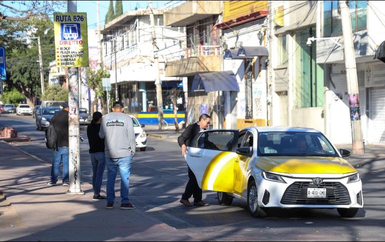 Movilidad prudente. Usuarios recurren al servicio de taxi para trasladarse en distintos puntos de la capital. EL INFORMADOR / A. Navarro